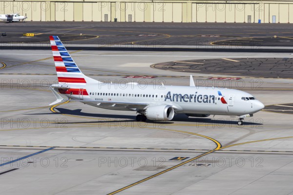 An American Airlines Boeing 737-8 MAX aircraft with the license plate N300UB at Phoenix airport,