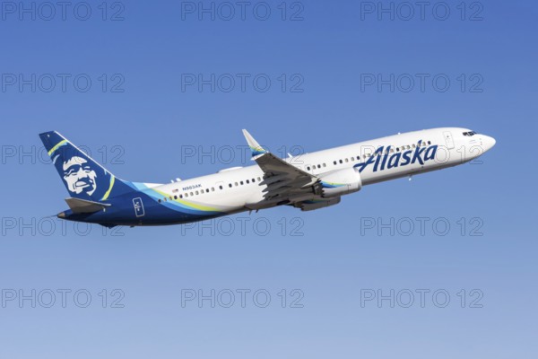 An Alaska Airlines Boeing 737-9 MAX aircraft with license plate N983AK at Phoenix airport, USA
