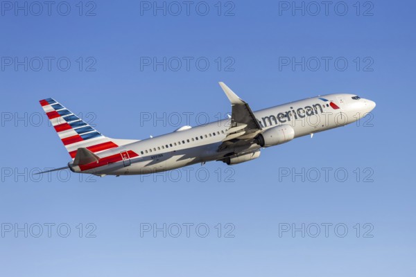An American Airlines Boeing 737-800 aircraft with license plate N991NN at Phoenix airport, USA