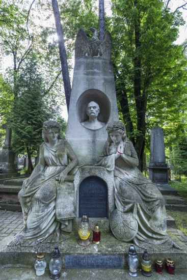 Grave of geologist and paleontologist Wladyslaw Szajnocha, 1857—1928), Lützenhofer cemetery