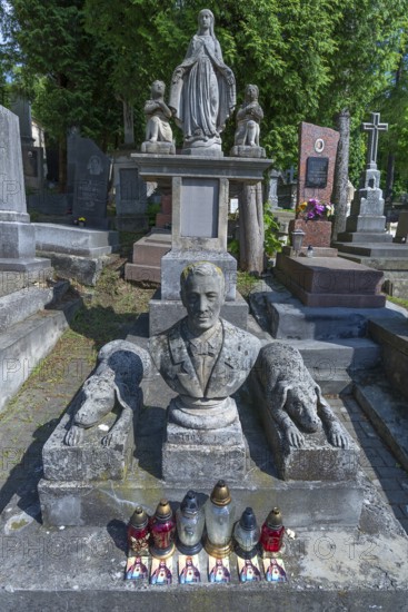 Grave with bust and two dog sculptures, Lützenhofer Cemetery/Lychakivsky Cemetery, Lviv, Galicia,