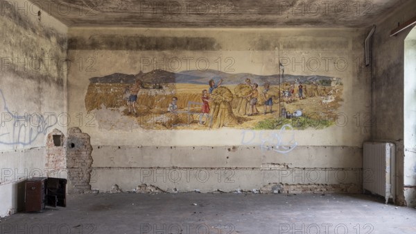 Wall painting Young pioneers harvesting in a former children's recreation home in the GDR, smeared