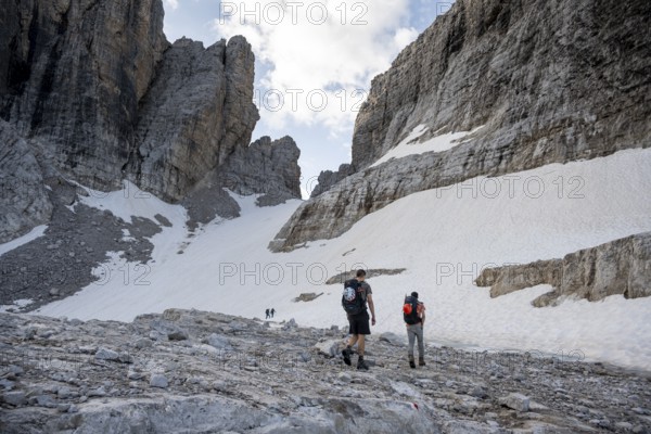 Hikers hiking trail to Bocca degli Armi, Brenta Mountains, Brenta-Adamello Natural Park, Trentino,