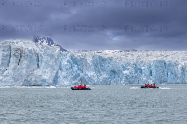 Boats with eco-tourists in front of Idabreen, Ida glacier calving into Liefdefjorden at Idabukta
