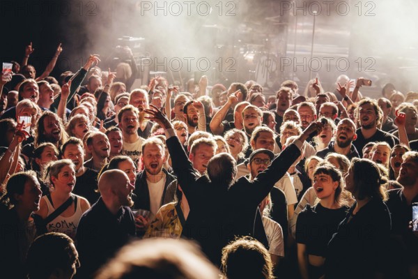 Singer Ben Hartmann from Billions live in the audience on 10 years of cocaine and raspberry ice