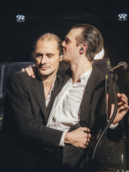 Singer Ben Hartmann and pianist Johannes Aue from Billions live on 10 years of cocaine and