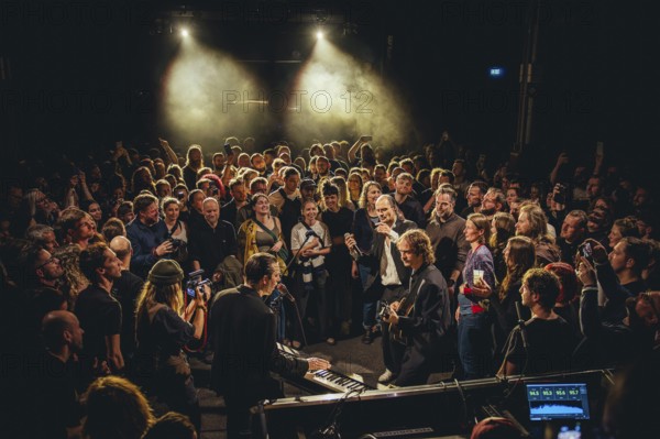 Pianist Johannes Aue and singer Ben Hartmann from Billions live between audience on 10 years of