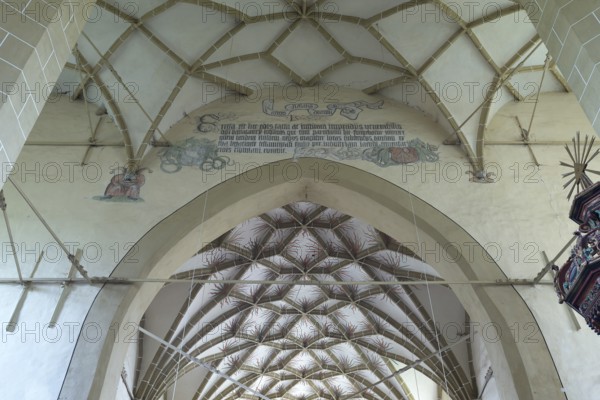 Central nave, triumphal arch with building inscription and fool consoles of the late Gothic