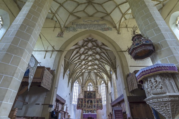 Net vault and late Gothic winged altar in the three-nave hall church, Birthälm fortified church,