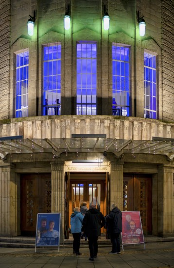 Visitors go to the theatre, entrance area Altes Schauspielhaus, façade, illuminated, Stuttgart,