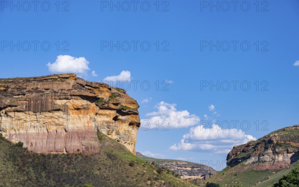 Grassland with sandstone cliffs and cliffs, landscape in Golden Gate Highlands National Park, Free