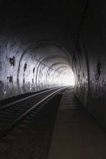 A railway tunnel with a light at the end and dark walls, fire brigade exercise at the Hermann Hesse