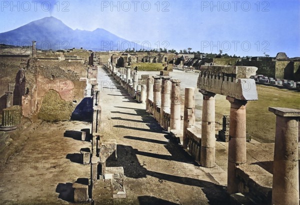 Historisches Foto (ca 1880) von Pompeii, Das Forum mit dem Vesuvius in der Ferne, Italien /