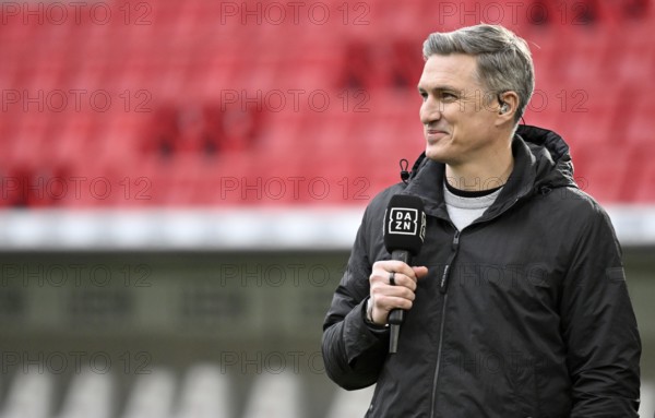 TV expert DAZN Tobias Schweinsteiger, interviewed microphone Mikro Logo soccer Bundesliga,