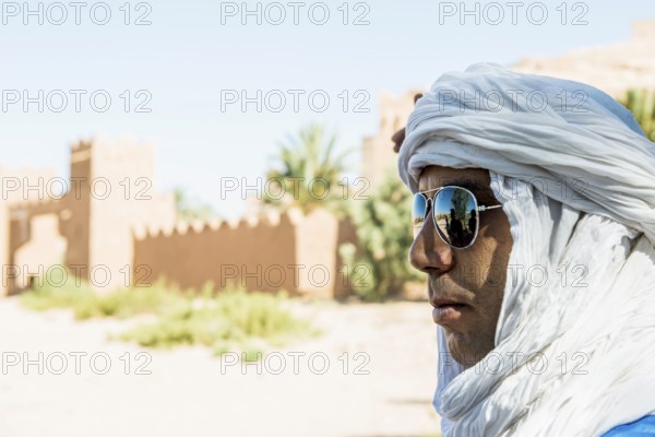 Traditionally dressed Berber, Merzouga, Meknès-Tafilalet region, Erg Chebbi, northern Sahara,