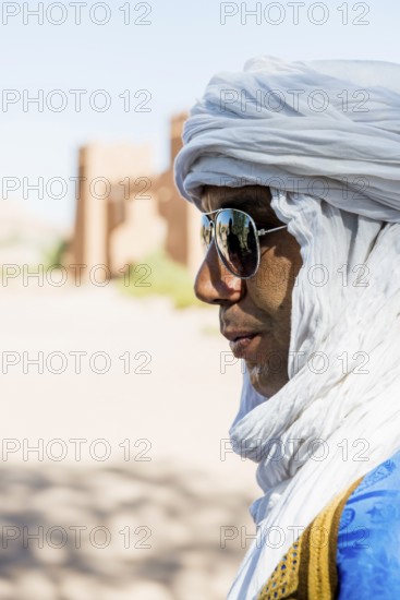 Traditionally dressed Berber, Merzouga, Meknès-Tafilalet region, Erg Chebbi, northern Sahara,