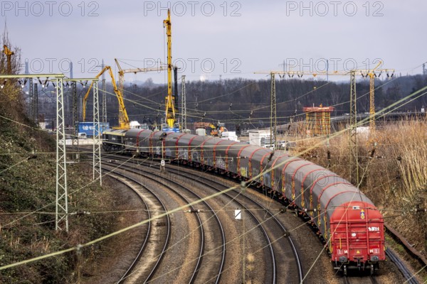 Freight train on the railway line at the Duisburg-Kaiserberg motorway junction, constricted lanes,