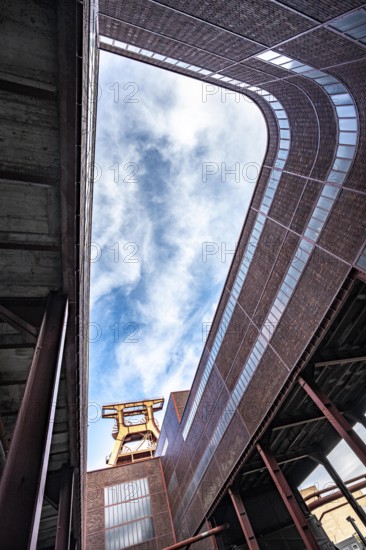 Zollverein Colliery, Doppelbock conveyor scaffolding from shaft 12, Wipperhalle and wagon
