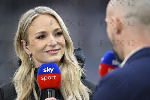 SKY presenter reporter Katharina Kleinfeldt, portrait in interview microphone micro logo with