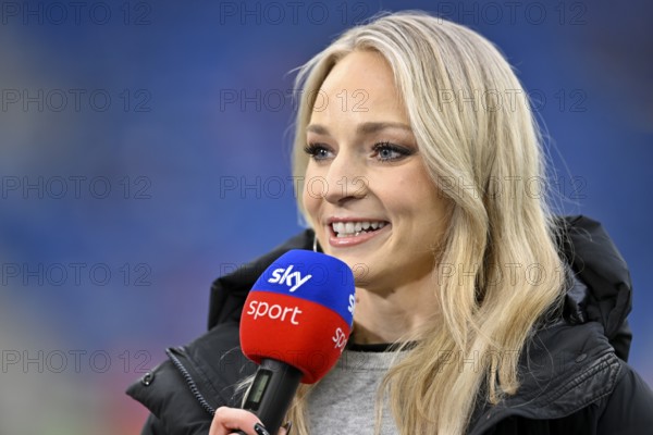 SKY presenter reporter Katharina Kleinfeldt, portrait in an interview microphone micro logo smiles,