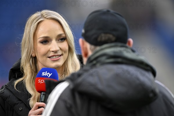 SKY presenter reporter Katharina Kleinfeldt, portrait in interview microphone micro logo with