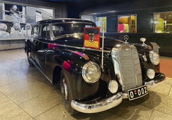 Adenauer's Mercedes 300 with saloon car 10205, historical film in the background, House of History,