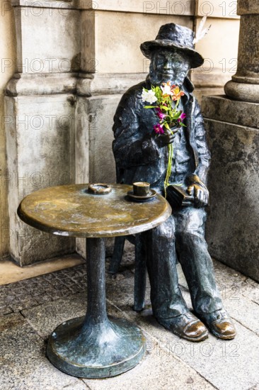 Life-size bronze sculpture as a memorial to Piotr Skrzynecki, Polish choreographer and cabaret