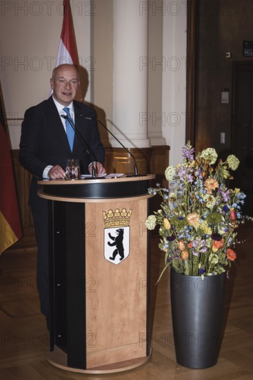 Kai Wegner, Governing Mayor of Berlin, gives a speech in front of a dinner in honor of the honorary