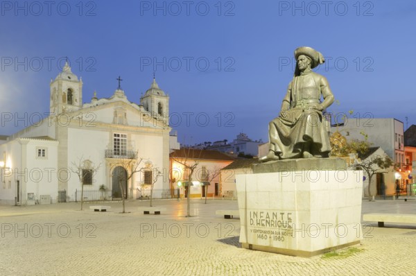 Church of Santa Maria ou da Misericordia and monument to Henry the Navigator at dusk, Praca Infante