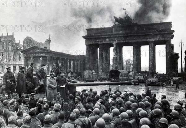 2.5.1945, the poet Yevgeny Aronovich Dolmatowski gives a speech for the Soviet soldiers in front of