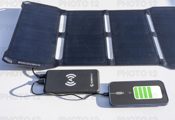 Solar module for charging power banks, mobile phones, small, transportable, emergency preparedness