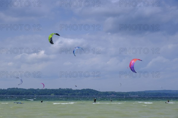 Surfer, Kite Surfer, Wind am Starnberger See, Ostseite, Fünfseenland, Upper Bavaria, Bavaria,