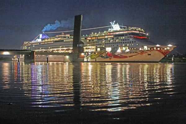 Jann-Berghaus-Brücke, Leer, passage, Norwegian Jewel, new building, 2005, Jewel class, Meyer Werft,