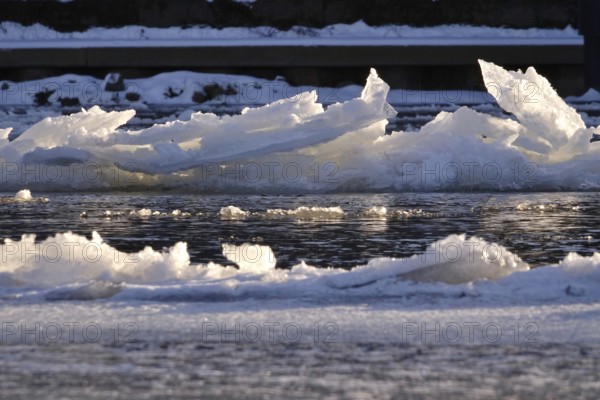 Elbe with ice floes, winter, Dresden, Saxony, Germany