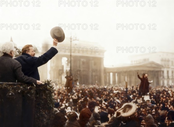 Friedrich Ebert greets returning German soldiers, as they pass through the Brandenburger Gate in