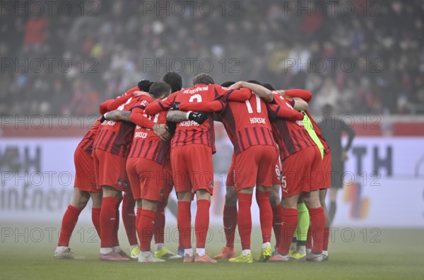 Team building, circle of the team in front of the start of the game 1. FC Heidenheim, soccer