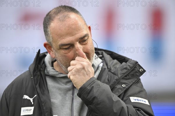 Coach Coach Frank Schmidt 1. FC Heidenheim 1846 FCH Portrait thoughtfully touches the nose, soccer