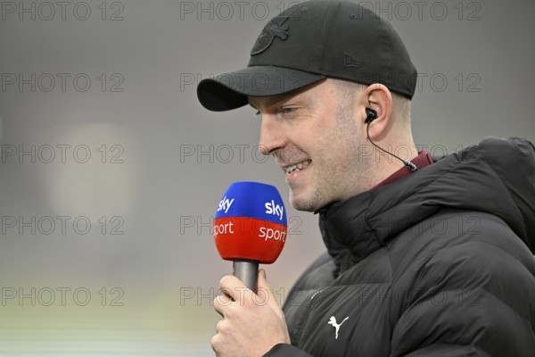 Coach coach Ole Werner RasenBallsport RB Leipzig RBL interviewed microphone micro logo SKY portrait
