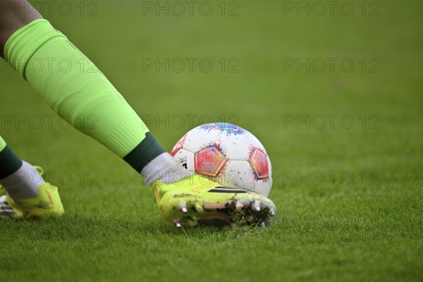 Feature close-up kick-off goalkeeper Diant Ramaj 1. FC Heidenheim 1846 FCH (41) Soccer Bundesliga,