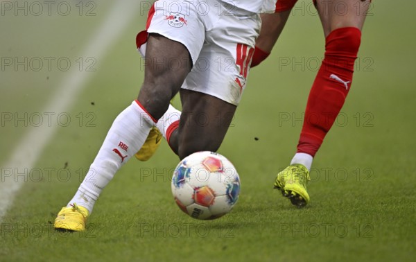 Feature Detail Football legs duel, action Yan Diomande RasenBallsport Leipzig RBL (49) vs Mathias