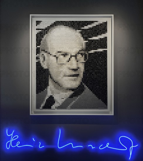 Portrait of Heinz Nixdorf from 3691 used computer keys, pixel art by Peter Schönwandt with the