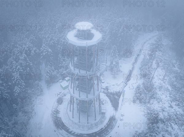 A bird's-eye view of an observation tower stands in a foggy winter landscape, Himmelsglück