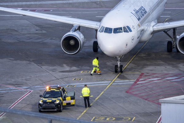 Apron supervision, Lufthansa Airbus is instructed to the parking position at the gate, at