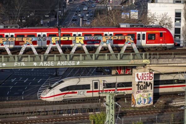 Trains on the line, platform tracks in front of Cologne-Messe/Deutz station, ICE long-distance