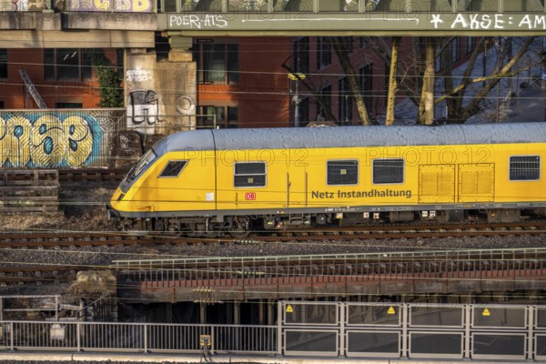 Train on the line, platform tracks in front of Cologne-Messe/Deutz station, route measurement by a