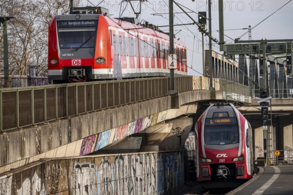 Trains on the line, platform tracks in front of Cologne-Messe/Deutz station, regional trains, North