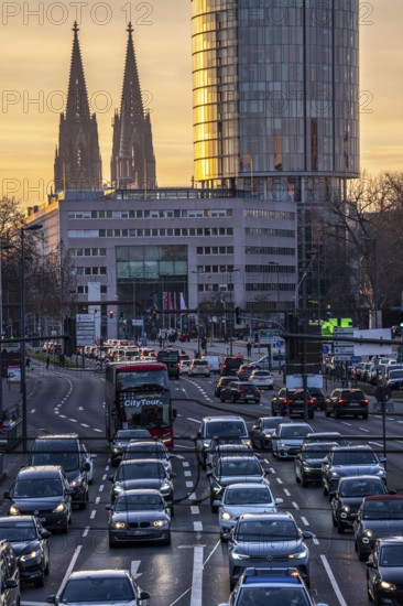 City traffic in Cologne-Deutz, rush hour in the afternoon, Opladener Strassen, Cologne Cathedral,