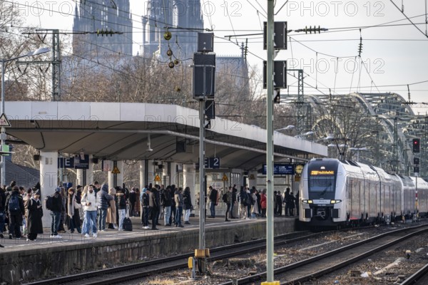 Passengers on the platform, regional train at Cologne-Messe/Deutz station, 2nd largest train