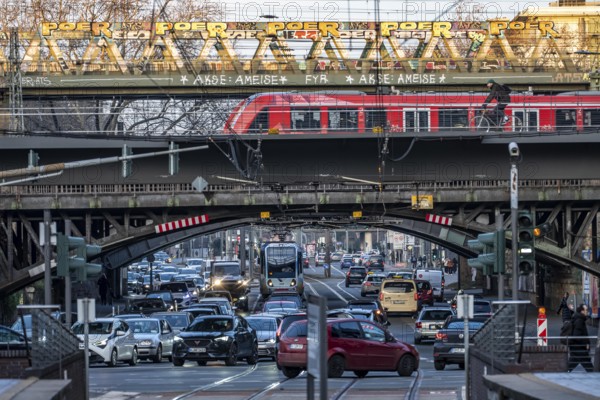 Regional train on the line, railway bridge over Deutz-Mülheimer-Straße, more than 10 tracks crosses
