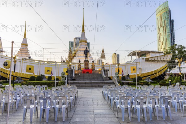 Wat Yannawa, Buddhist boat temple, overlapping roofs with curved chofas and Chedi temple tower,